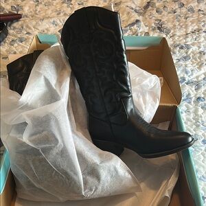 Vepose Black Heeled Boots Elegant Ankle Height